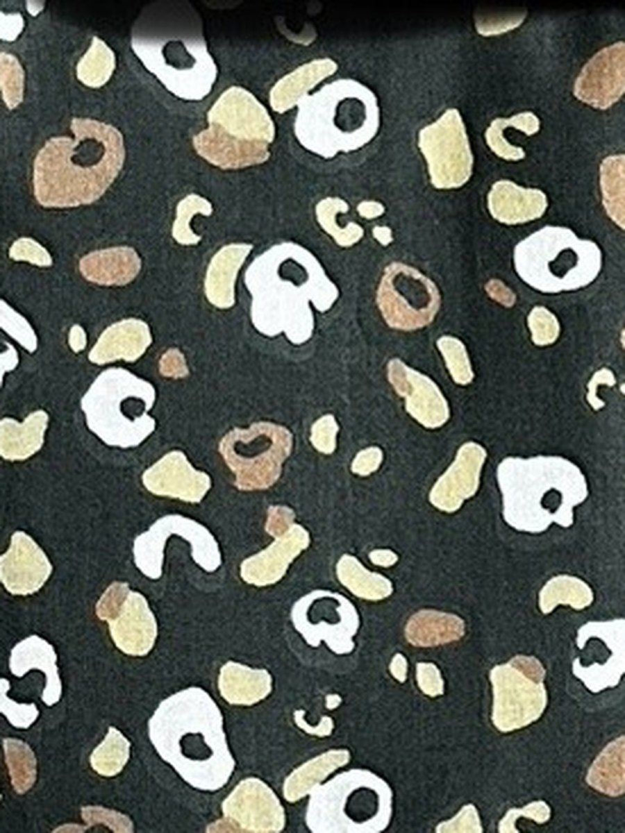 Leopardo marron y crema sobre negro