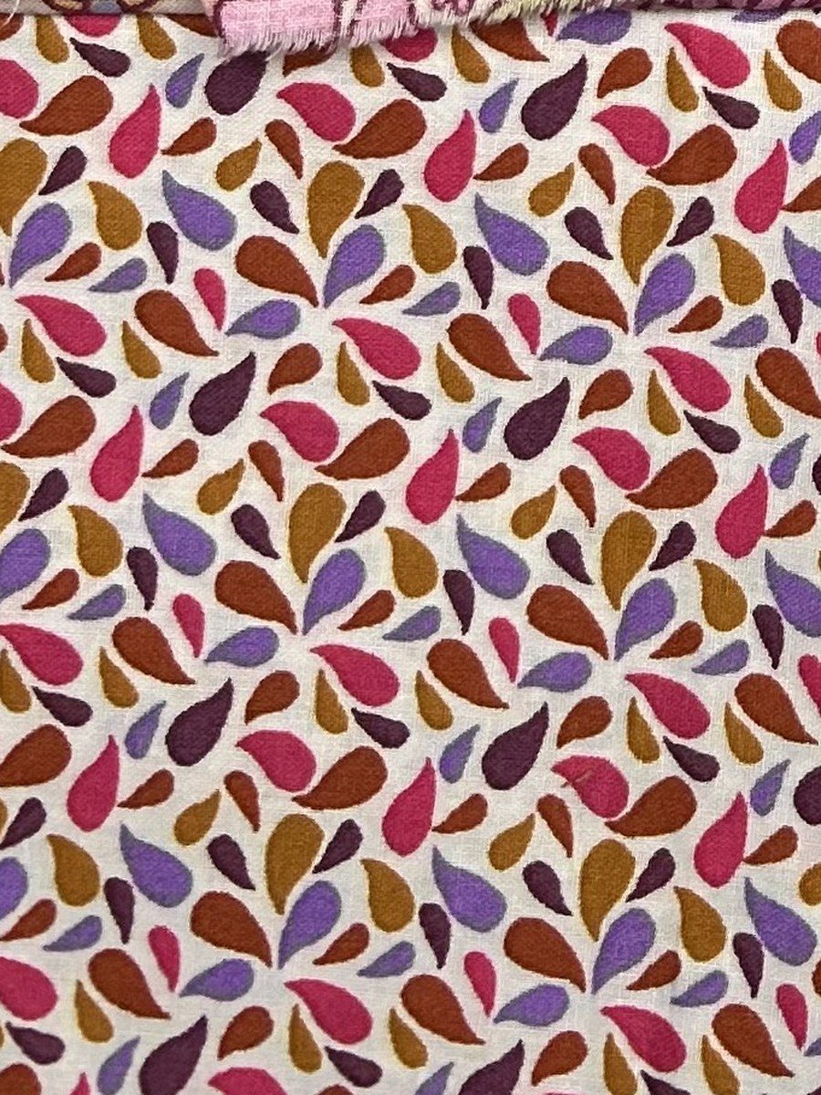 Floral pequeno rojo y morado sobre crema
