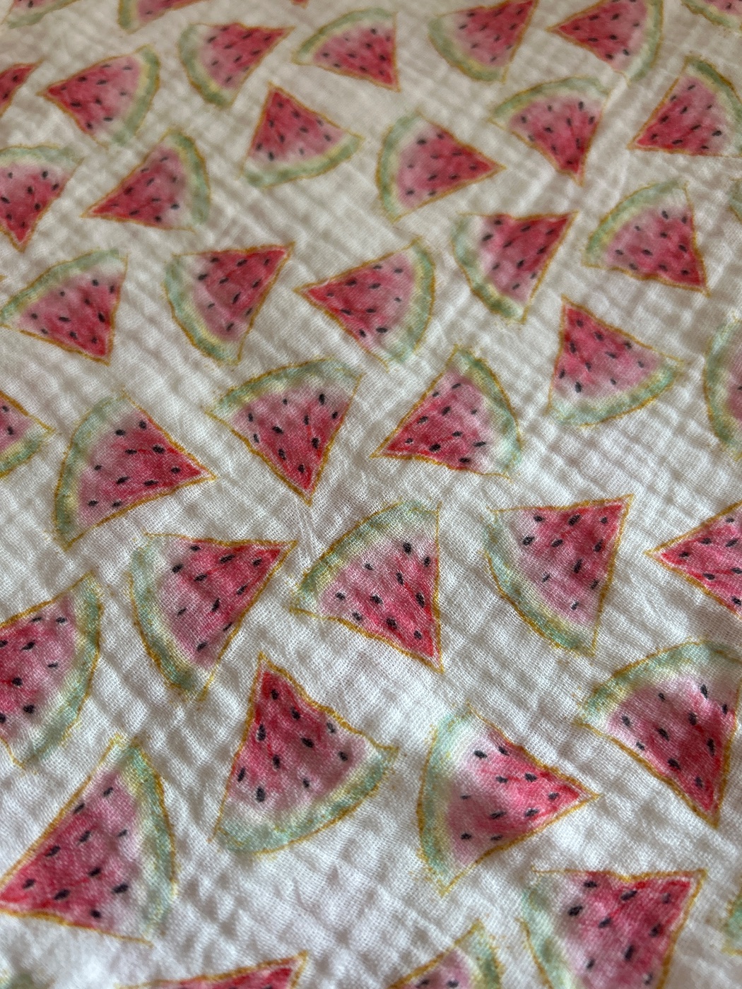 Muselina con sandias sobre blanco